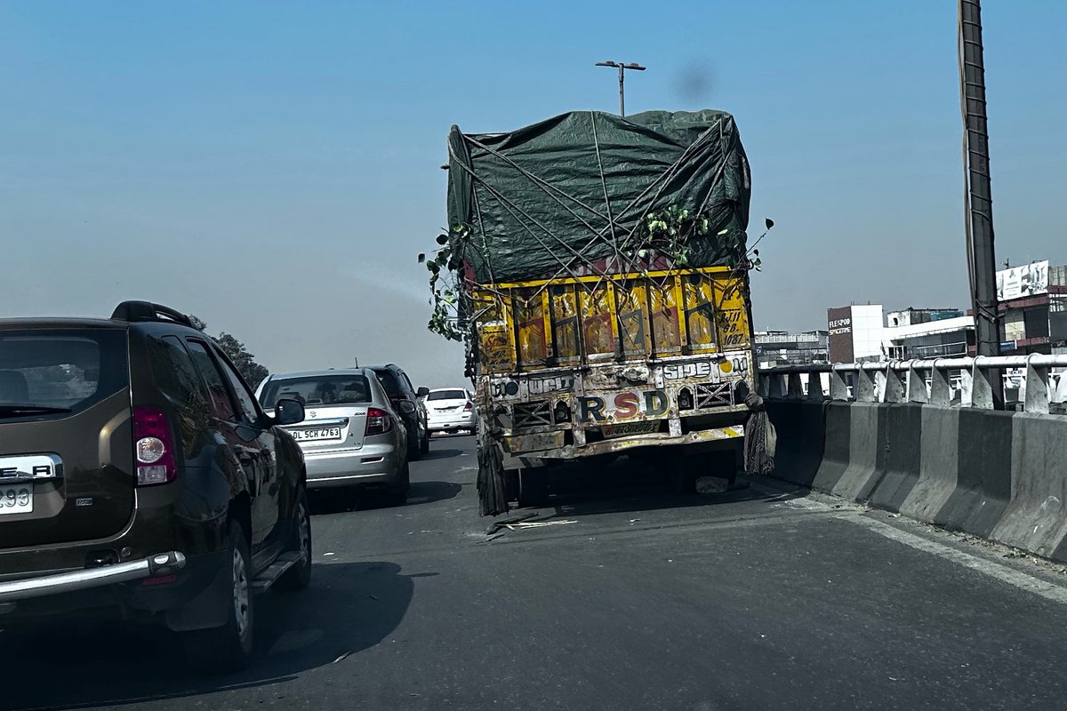 This, on the South Extension flyover, resulted in traffic crawling from the end of DND/beginning of Noida connector flyover this morning.