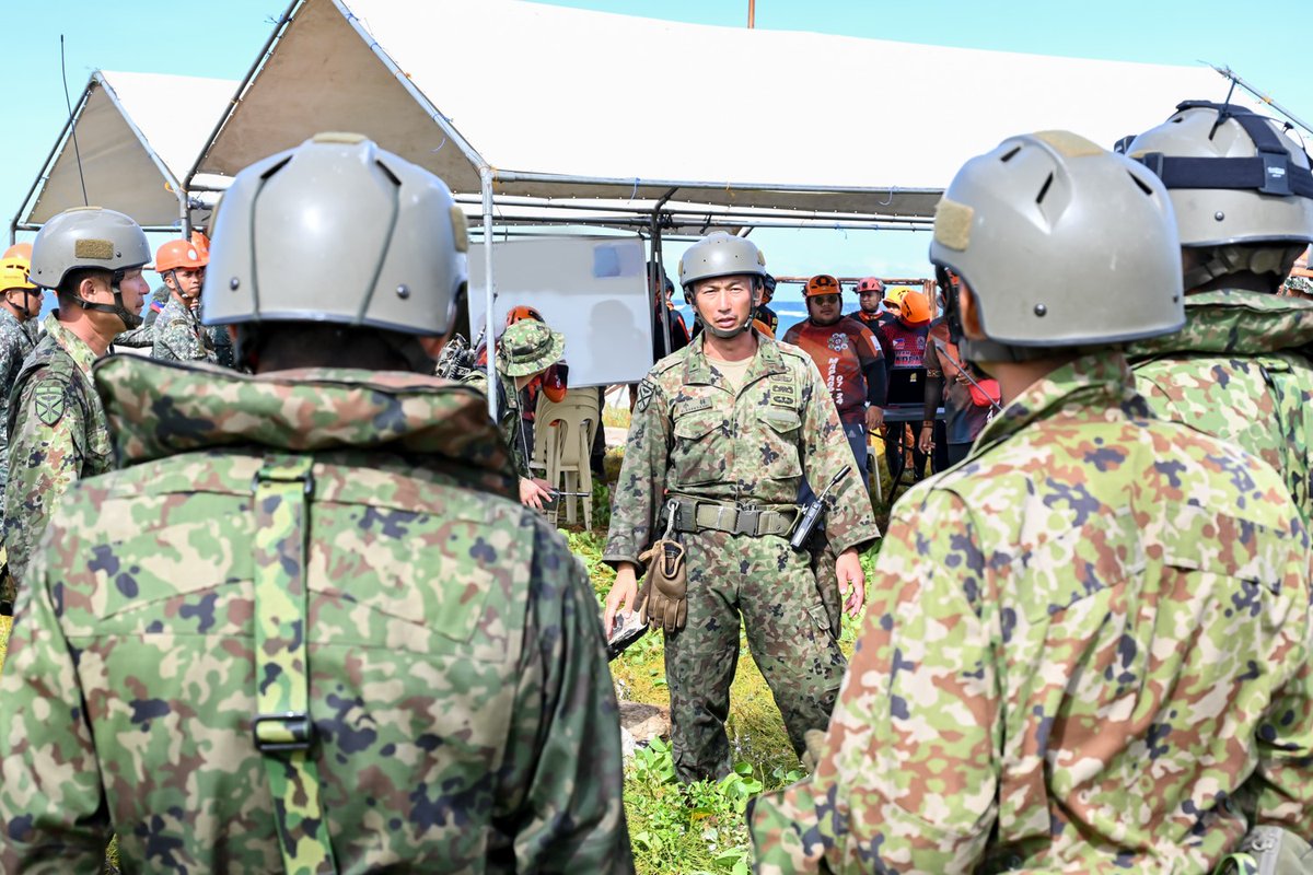 jgsdf_gcc_ardb's tweet photo. 【＃KD24 ④】
＃水陸機動団 は令和6年度フィリピンにおける米比海兵隊との実動訓練「カマンダグ24」（KD24）に参加中です。写真は総合訓練の様子です。被災地域に着上陸後、拠点施設開設、補給物資輸送及び被災者救出の連携訓練を実施し、相互に総合的な災害救助能力を向上させました。
＃ADRB ＃FOIP https://t.co/lFKohKw3jY