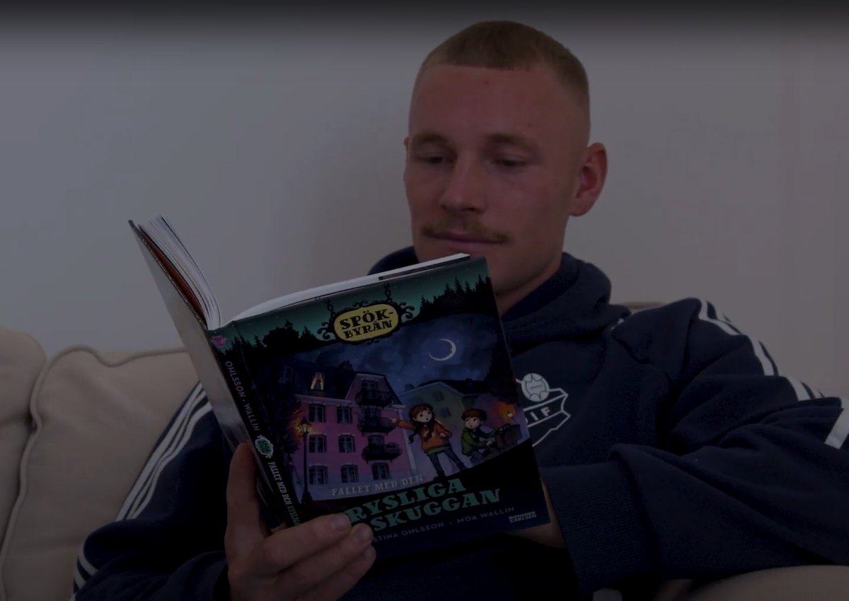Östers framgångsrika läsprojekt, Sida vid sida, fortsätter. 📖

I veckan har en film skickats ut till alla mellanstadieskolor i Växjö med boktips inför läslovet.

Adam &amp; David tar plats i lässoffan och delar med sig av sina bästa tips ⤵️
youtube.com/watch?v=bY3G25…