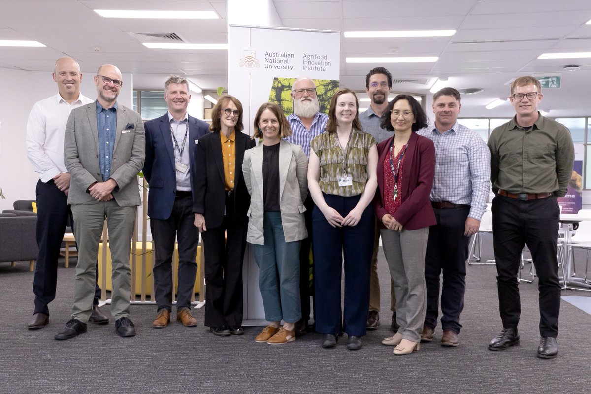 The <a href="/scienceANU/">Science & Medicine at ANU</a> APPN team were thrilled to help host
<a href="/ScienceChiefAu/">Australia's Chief Scientist</a> Dr Catherine Foley for a tour through APPN's plant growth facility, 3D phenotyping system &amp; Synbio facilities. Thank you <a href="/ScienceChiefAu/">Australia's Chief Scientist</a> for your enthusiasm &amp; encouragement. HOW AWESOME IS SCIENCE! #NCRISImpact