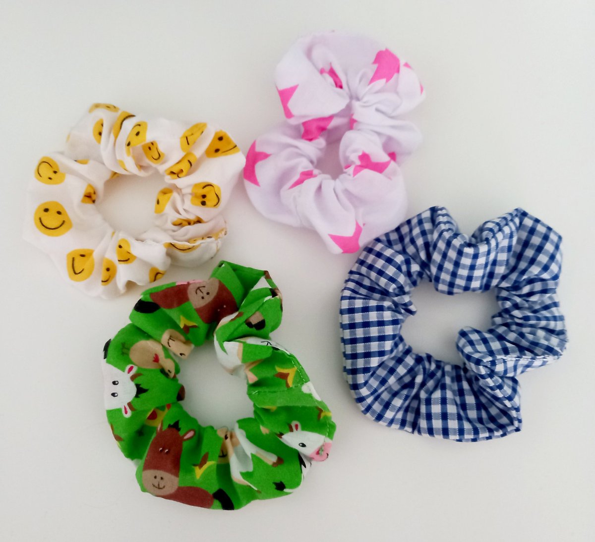 KcraftDesign's tweet photo. *** FIVER FRIDAY ***
4 Standard Size Scrunchies for just £5 + £2 P&amp;P.

Scrunchies should only be wrapped twice to avoid elastic snapping

Available to order on my Website
https://t.co/u8ESzYLhBf

#UKGiftHour #ukgiftam #EarlyBiz #shopindie #CraftBizParty #smallbiz #FiverFriday https://t.co/qYDvVJN3Gy
