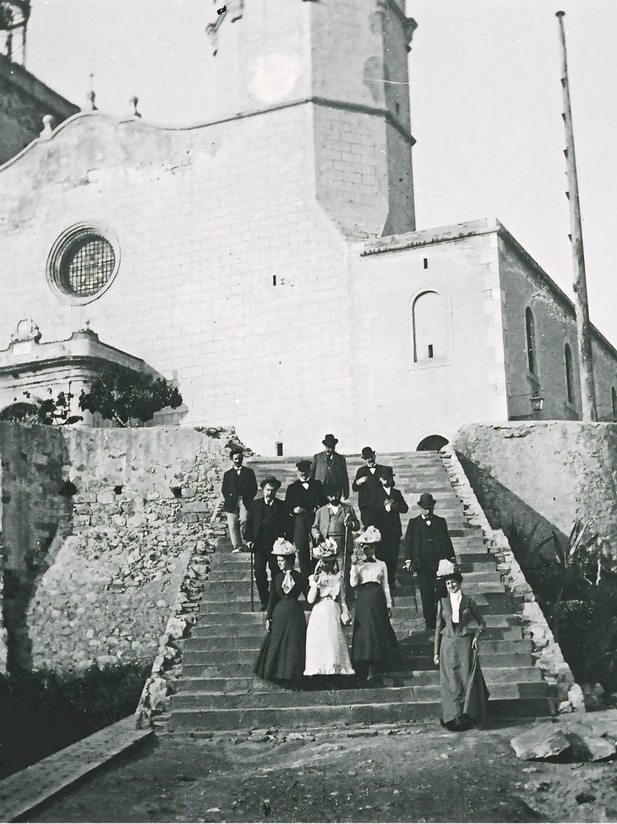 Un grup de persones cap a 1898 aprox a les escales de la punta de #sitges 
#sitgesdelpassat

instagram.com/p/DBhMaq-OQop/…