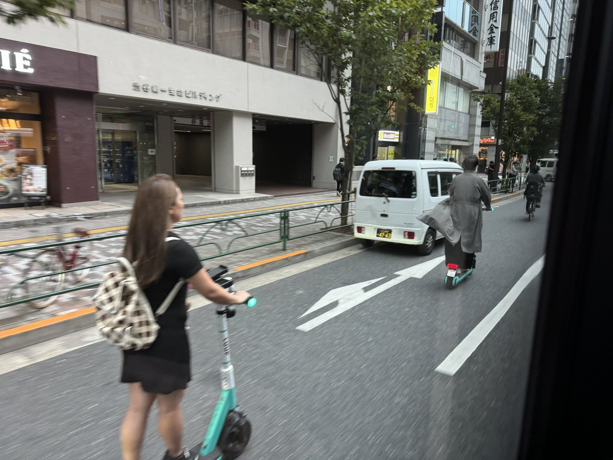 GarageHouse2's tweet photo. 渋谷からバス乗ったらLUUPめっちゃおるな

自転車やら，違法っぽいモペットやらもいて不穏すぎて自分で運転してくる場所じゃないと思ったよ https://t.co/YLq8FGcjmi
