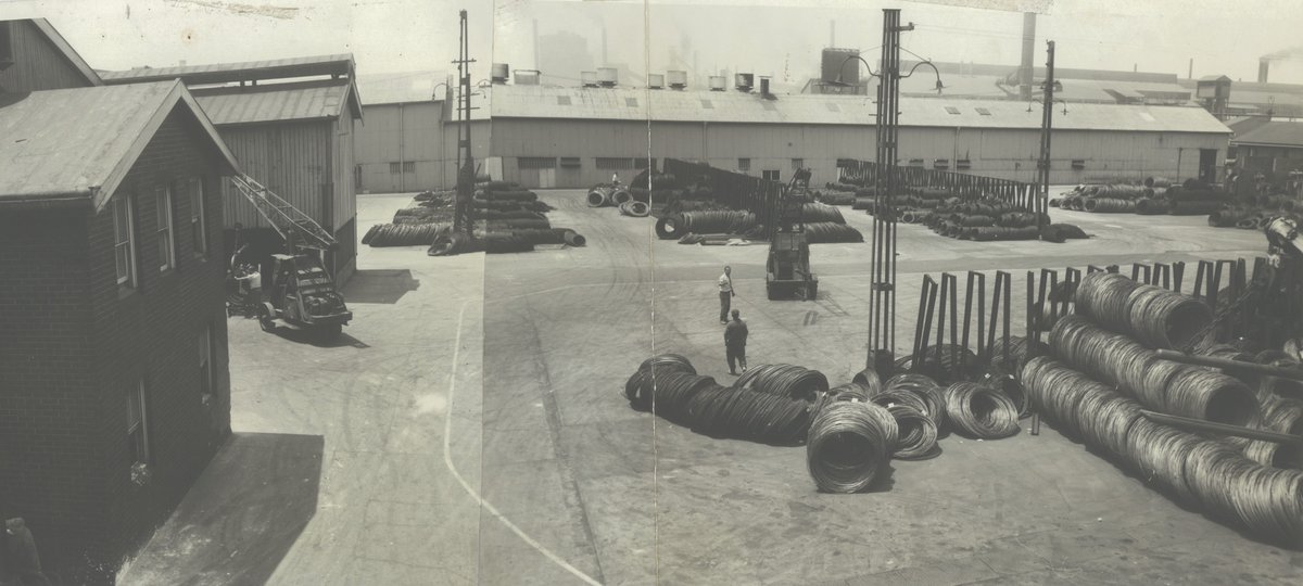InfraBuild_Aust's tweet photo. #FlashbackFriday to the Newcastle Rod Yards in the 1940s! 📸
This photo captures the moment products were ready to be shipped by road, rail, and sea.
#InfraBuildHistory #AustralianSteel https://t.co/X7n62UMNNP