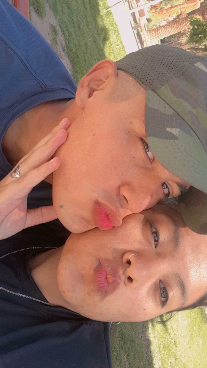 Daibarrera0's tweet photo. Aquí quiero quedarme, aunque sea un ratito, de esos ratitos que duran toda la vida... Te amo mi amor😍❤️ https://t.co/TI4yUPH24R