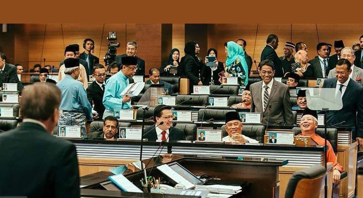 LagaCawan's tweet image. Dah terlambat Najib. 

Kau ketawakan orang yang bawa isu ni di parlimen pada 2011

Kau pecat dan tukar semua yang siasat kes ni termasuk AG

Kau halang media siar berita skandal 1MDB

Kau punca negara bayar hutang RM42b tapi tak dapat apa-apa. 

2024 baru fikir nak minta maaf?
