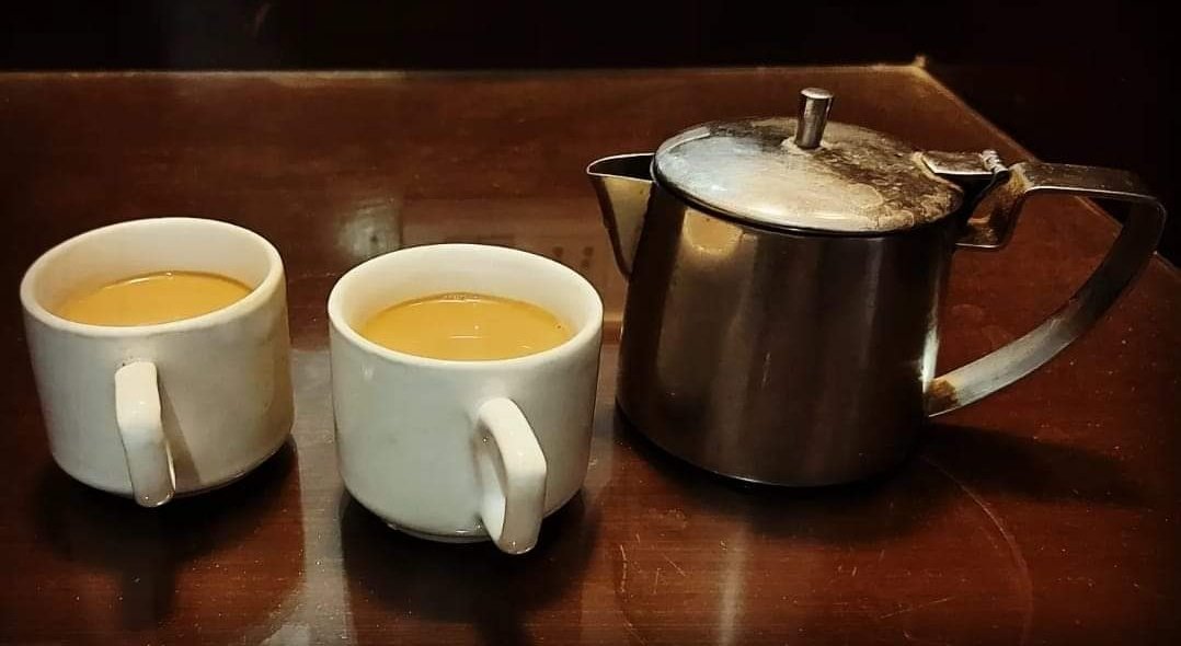 NKrrishnraj's tweet image. दो ही बार तो &apos;मोहब्बत&apos; हुई हैं कमबख़्त हमें,
एक &apos;सिनेमा&apos; से और एक तुमसे मेरी प्यारी &apos;चाय&apos; ☕

#TeaLover #TeaAddict #EveningTea 
#TrueLove #FeelingGood 

#Krrishnraj #writer #IdeasDeveloper 
#TeluguCinema #FilmIndustry