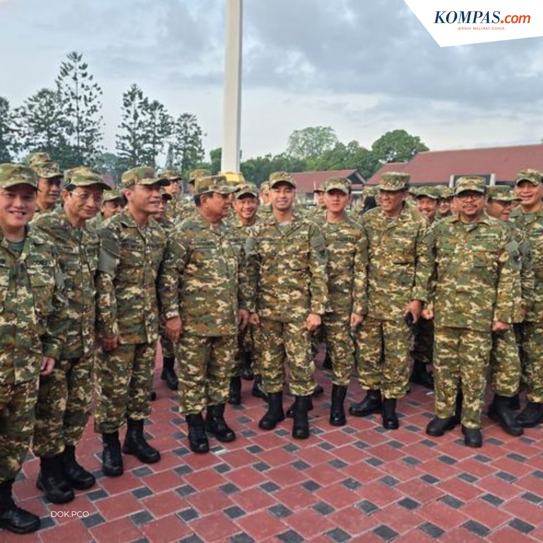 kompascom's tweet image. Para menteri, wakil menteri, kepala badan, utusan khusus, hingga penasihat khusus Presiden menjalani latihan baris-berbaris di Lapangan Sapta Marga, Akademi Militer, Magelang, pada Jumat (25/10/2024) pagi. 

Kegiatan ini dimulai dengan pembangkitan peserta yang dilakukan sejak…