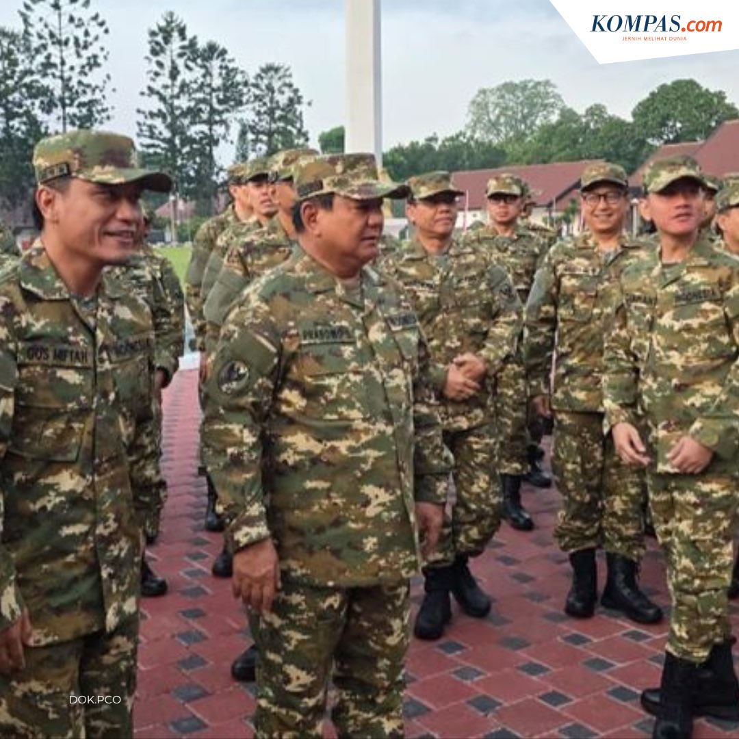 kompascom's tweet image. Para menteri, wakil menteri, kepala badan, utusan khusus, hingga penasihat khusus Presiden menjalani latihan baris-berbaris di Lapangan Sapta Marga, Akademi Militer, Magelang, pada Jumat (25/10/2024) pagi. 

Kegiatan ini dimulai dengan pembangkitan peserta yang dilakukan sejak…