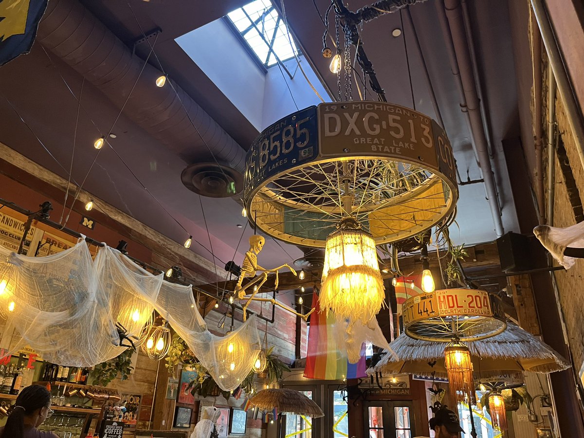 sweetkn313's tweet photo. 元貴くんとモーニングしたお店に行って来たよ！
写真見せて同じ席っぽいところに案内してもらい、写真見せて同じモノお願いしました！
お皿がちょっと違うかも？！
壁面の絵は売り物みたい
帰りにこの絵を見つけてパシャリ
店内ハロウィンデコしてあった🎃

#中島健人I_AM_U
#NYのけんと https://t.co/5PGQ4Nj9lq