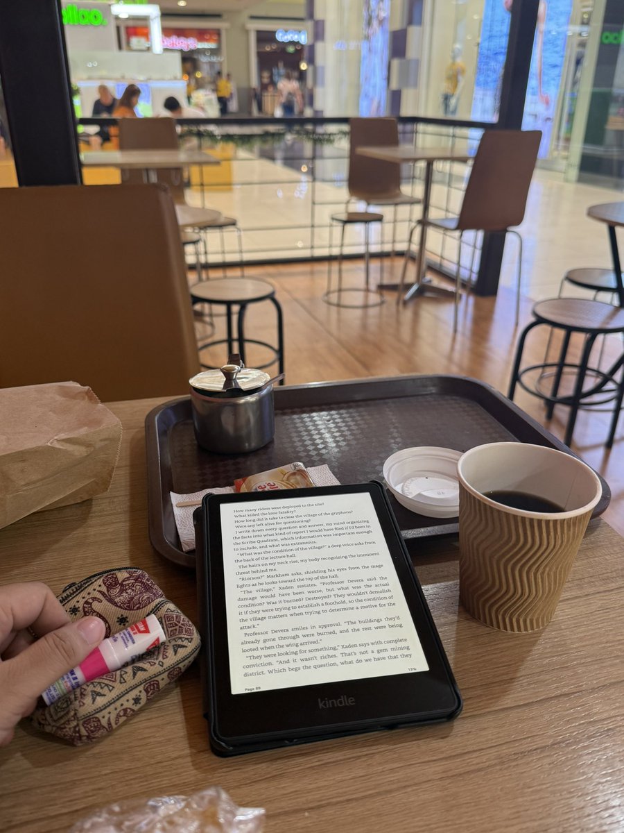 itsjellybeans's tweet photo. Reading is better with coffee 👌🏻 https://t.co/ur8nyCE0Ua