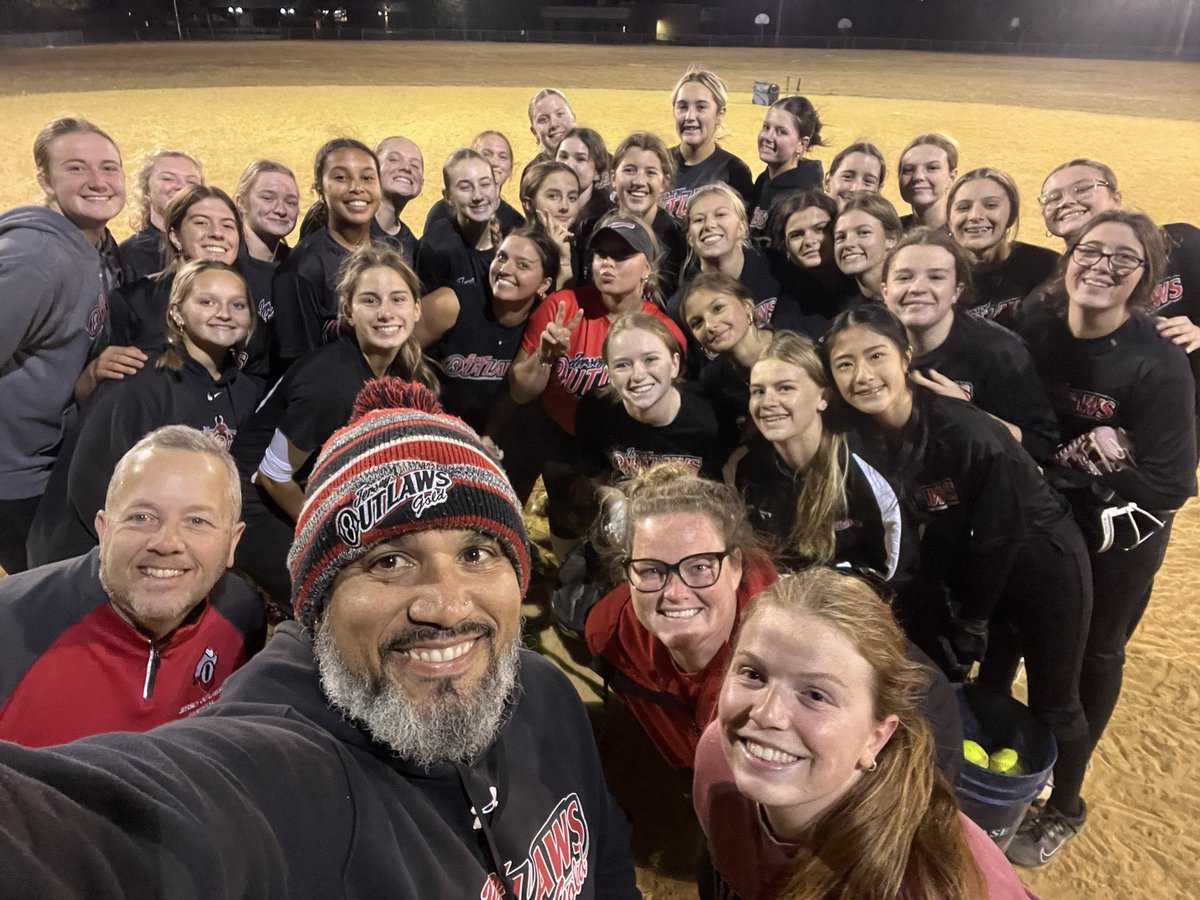 JOutlaws16uGold's tweet photo. A great night with the 18’s @Outlaws18uWells @OutlawsKennedy. Lots of reps to get these ladies ready for @TNTTournaments this weekend!!! #team1 #fireeee🔥#myfavs https://t.co/0q3afOiATs