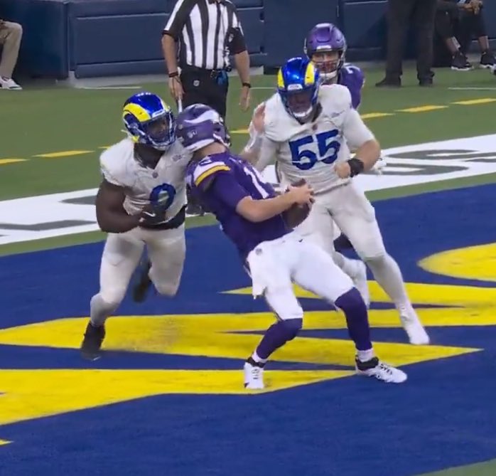 steinvb12's tweet photo. @RealThunder402 @NFL There was a ref on the other side of this play as well https://t.co/JN23tpMDgX