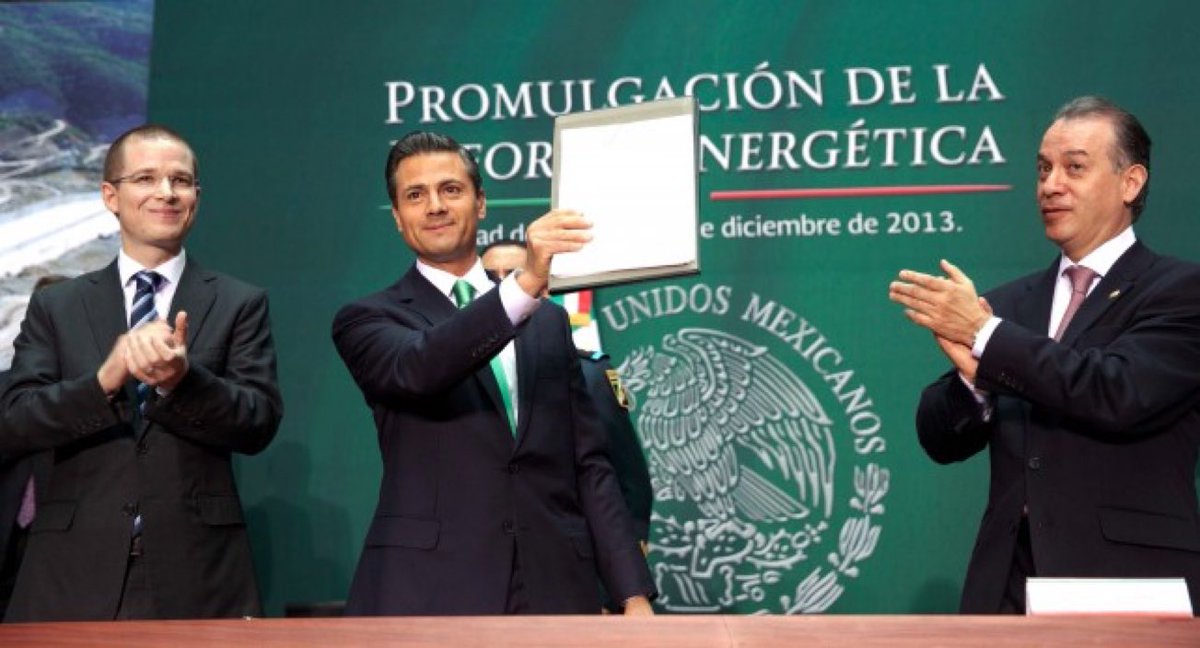 epigmenioibarra's tweet photo. Pemex
Por décadas saquearon la riqueza petrolera, intentaron quebrar a la empresa, cambiaron la ley para privatizar los yacimientos, abandonaron las refinerías, hicieron fortunas con la importación de gasolinas y con el huachicoleo..Pero Pemex sigue en pie y hoy: #OrgulloDosBocas https://t.co/C2YOaJ6BT3