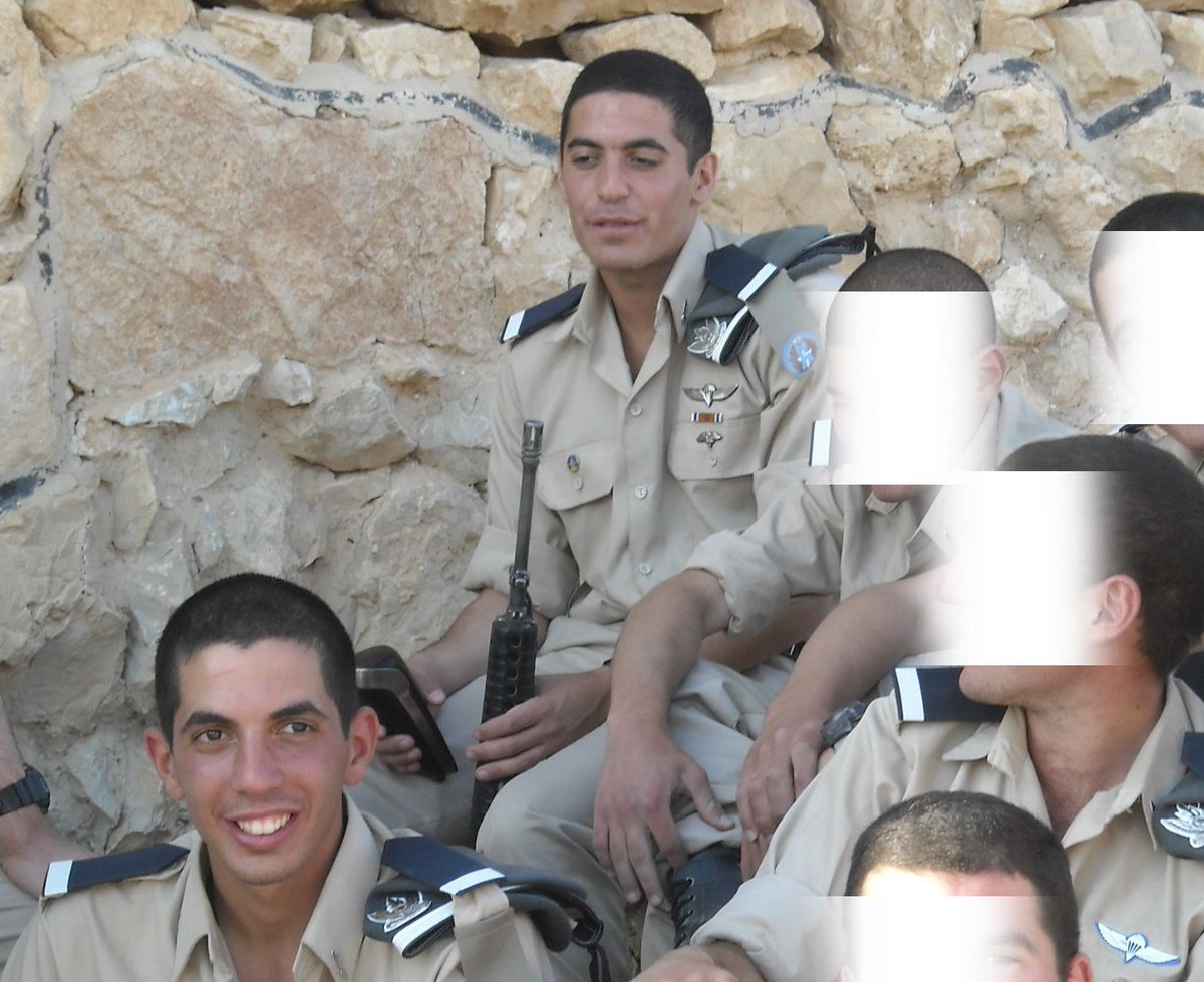 אסף הצטרף לקורס אחרי שכבר היה סמ״פ בצנחנים. הוא היה כמו האח הגדול שלנו, הערצנו אותו. אני לא אשכח איך הייתי רץ אחריו בניווטי גולם, אין אופציה לא להגיע ראשונים. בן אדם שכולו לב, ראשון מתחת לאלונקה, מתנדב להכל בחיוך, מנהיג. מגיעה לו קבורה צבאית. אוהב אותך חבר תנוח בשלום 💔