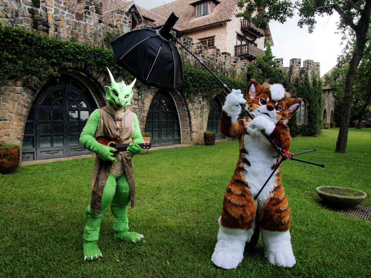 時代變了，刀劍斧盾不再是唯一選擇

🐉: <a href="/GreenUnderax/">Underax (雷克斯) (レックス)🇹🇼-</a> 
Photographer: <a href="/HappyMiDog/">MiDog 米狗</a> 
#FursuitFriday