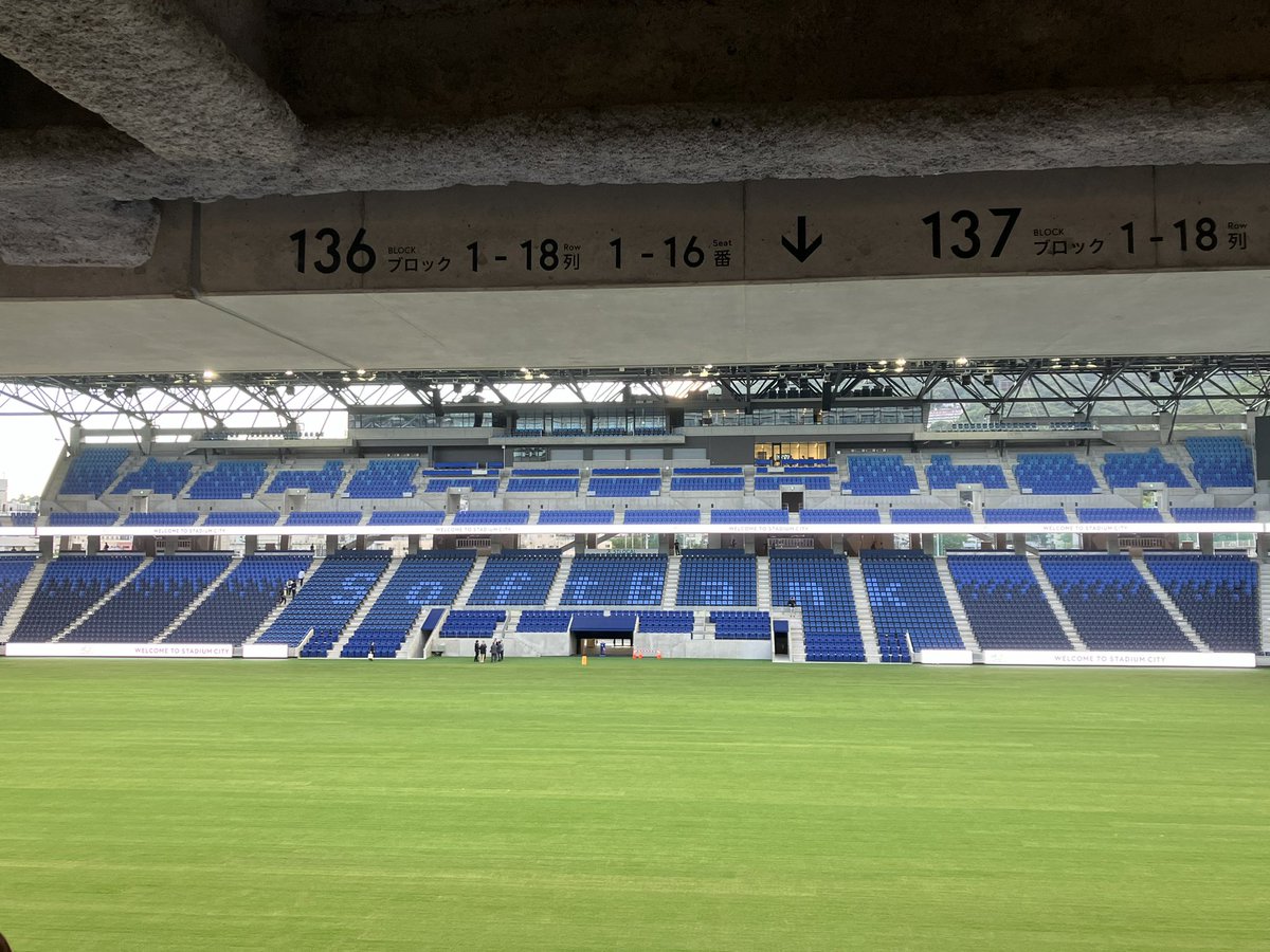 KLMhiro's tweet photo. 今日の囲み取材終了後、下平監督が「昇格したら、上半身裸でピースタのジップラインを飛ぶ」と宣言。（監督、それ普通は罰ゲーム的なものです）と思いましたが、想像したら面白くて、7倍くらい昇格したい気持ちが強まりました。飛ばせよう！＃vvaren ＃jleague https://t.co/a6DbUxSGqY