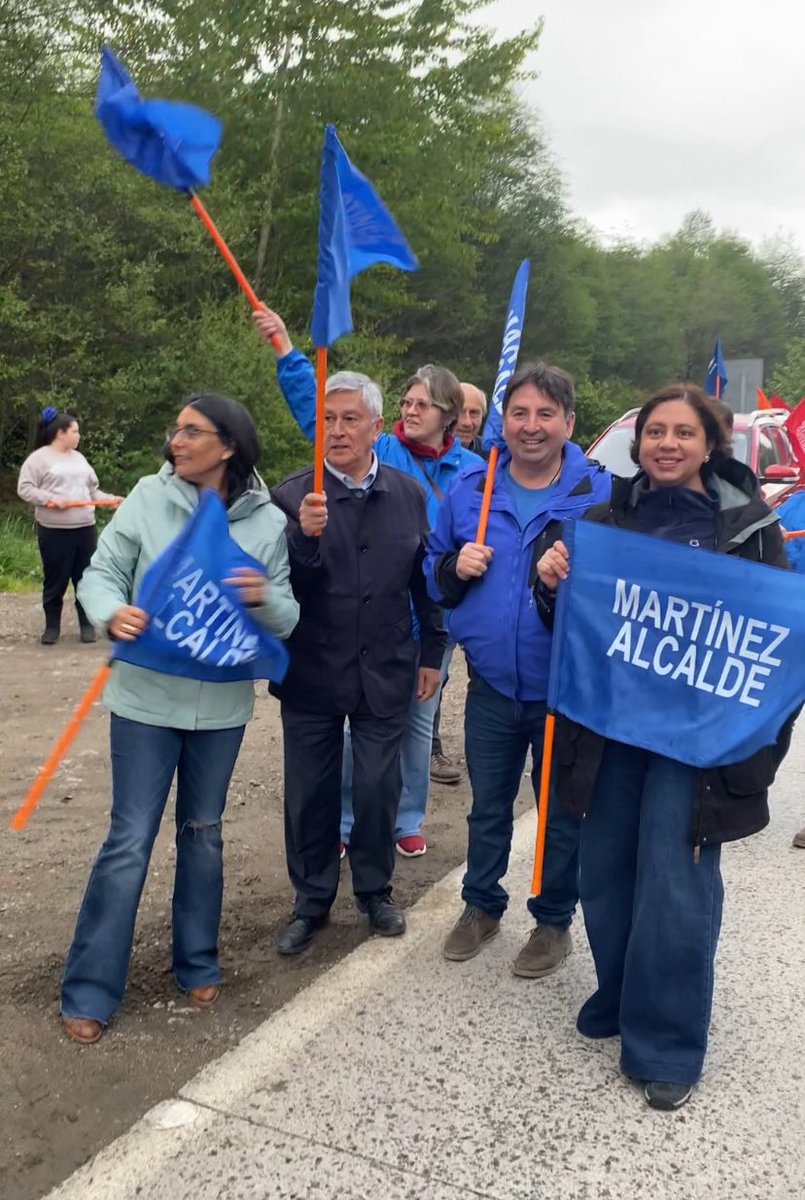 Gran respaldo y apoyo para Luis Martínez en Puerto Aysen. Hoy acompañamos su cierre de campaña a la alcaldía, esperando su triunfo este fin de semana. <a href="/patricioUlloaG/">Patricio Ulloa G.</a> <a href="/SergioBecerraXI/">Sergio Becerra Mera</a> <a href="/AndreaPonceOliv/">Andrea Ponce</a> <a href="/AlejandraAysen/">alejandra valdebenito</a> <a href="/marcelosantanav/">Marcelo Santana, Gobernador de Aysén</a>