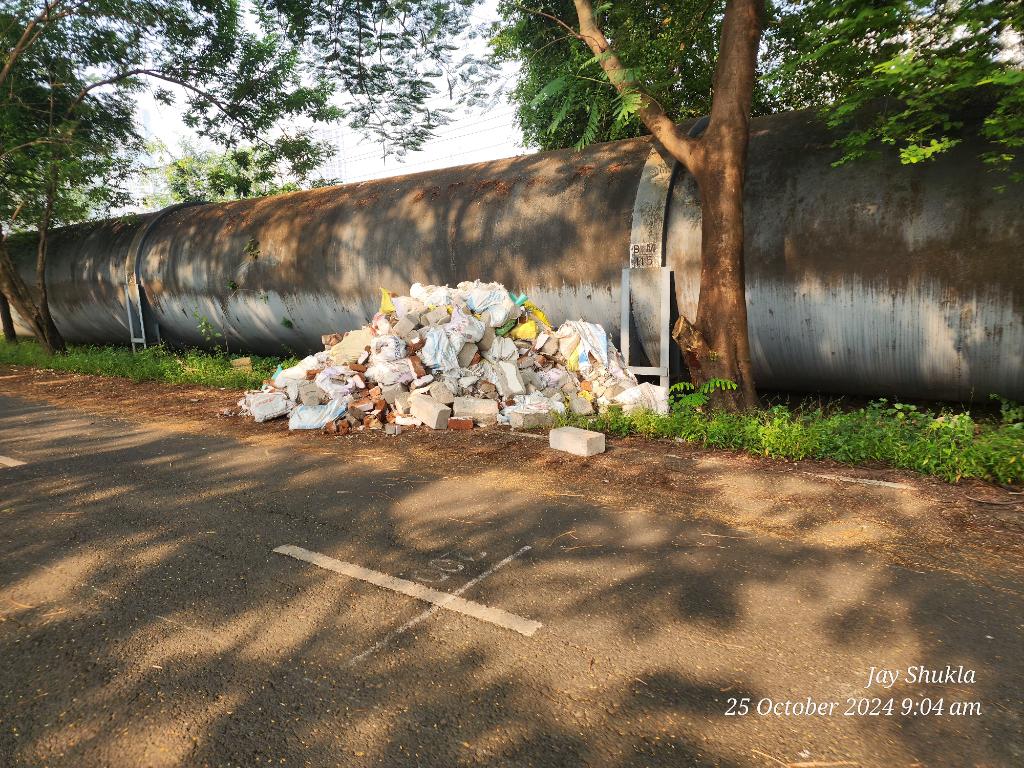 Pujay1's tweet photo. @TMCaTweetAway @mybmc pipeline road at Sakte Balkum road has become a debris dump yard https://t.co/Ef4WiYVthT