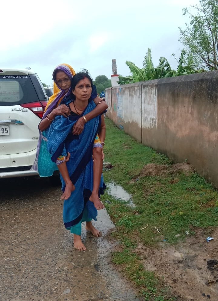 BhabaniSBhoi's tweet photo. କେନ୍ଦ୍ରାପଡା ଜିଲ୍ଲାର ରାଜନଗର ବ୍ଲକର ଖାସମୁଣ୍ଡା ଗାଁ ର #asha ସଦସ୍ୟ ଶ୍ରୀମତୀ ସିବାନୀ ମଣ୍ଡଲ ଜଣେ ବୃଦ୍ଧ ମହିଳାଙ୍କୁ ବାତ୍ୟା ଆଶ୍ରୟସ୍ଥଳକୁ ସ୍ଥାନାନ୍ତର କରିଥିଲେ।
ଜୀବନ ରକ୍ଷା ପାଇଁ ତାଙ୍କର ଉତ୍ସର୍ଗୀକୃତ ପ୍ରଶଂସନୀୟ ଏବଂ ସମାଜରେ ସମସ୍ତଙ୍କ ପାଇଁ ଏକ ପ୍ରେରଣା।
#savehumanlife #CycloneDanaAlert https://t.co/sqMgpeDwN5