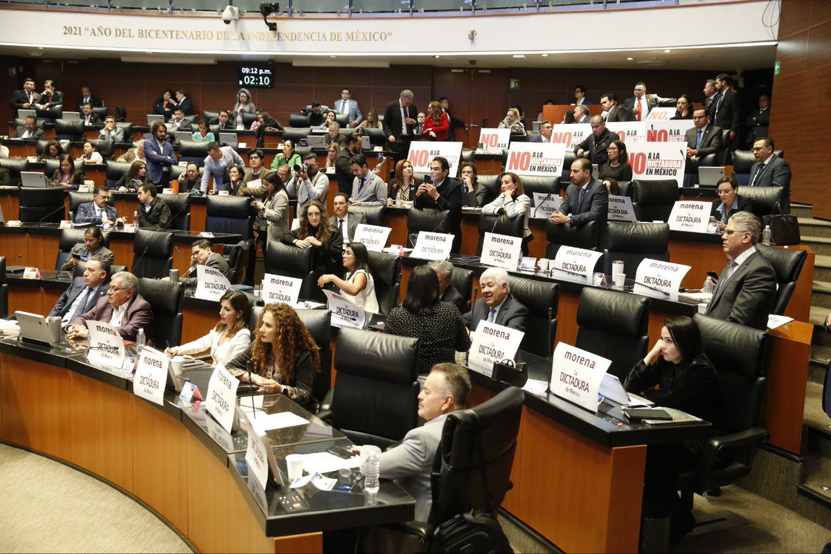 LupitaMurguiaG's tweet photo. La reforma de Morena para eliminar los controles constitucionales es un ataque directo a la democracia. Que quede claro las y los @senadoresdelPAN votaremos EN CONTRA, porque impide que cualquier mexicano pueda defenderse de violaciones a sus derechos o a la Constitución. ¡Lo que está sucediendo es un abuso de la mayoría legislativa para consolidar un régimen autoritario! #morenaLaDictaduraDeMéxico