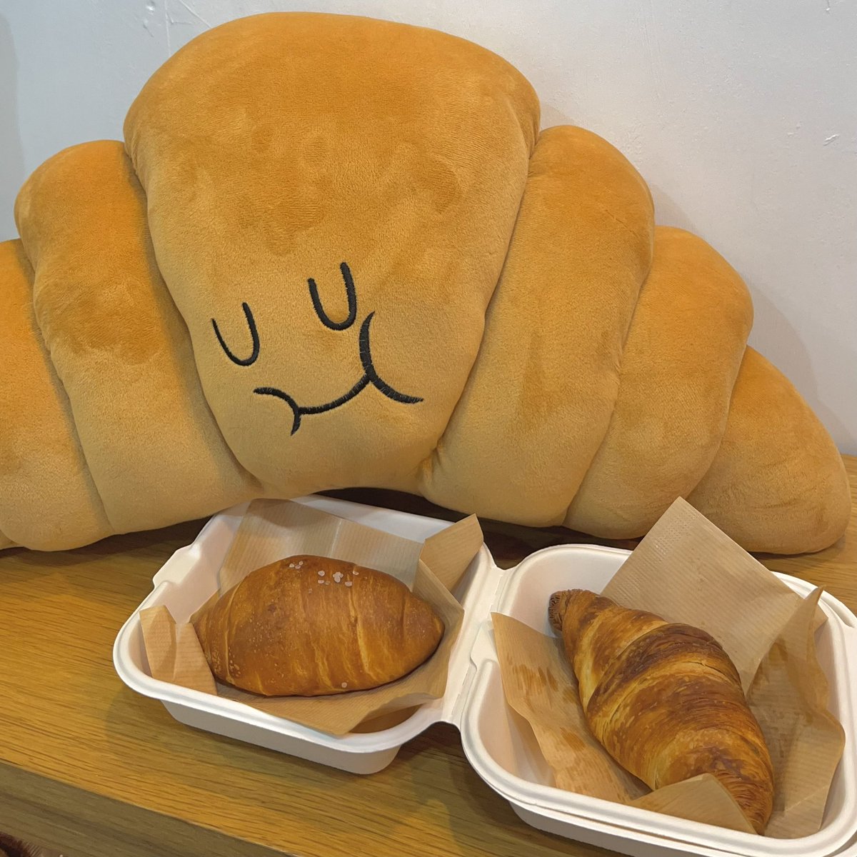 - ̗̀ 𝗢𝗣𝗘𝗡𓂃𓂂🥐*.ﾟ

𝓢𝓵𝓲𝓬𝓮 𝓸𝓯 𝓼𝔀𝓮𝓮𝓽 𝓶𝓮𝓶𝓸𝓻𝓲𝓮𝓼

♡ Salt Bread &amp; Croissant ♡

✦  Cafe MID MAY (Korea, Seoul)
✦  10.25~10.27

#BAKE_A_WISH_1026 
#YOUNITE #EUNSANG 
#유나이트 #은상