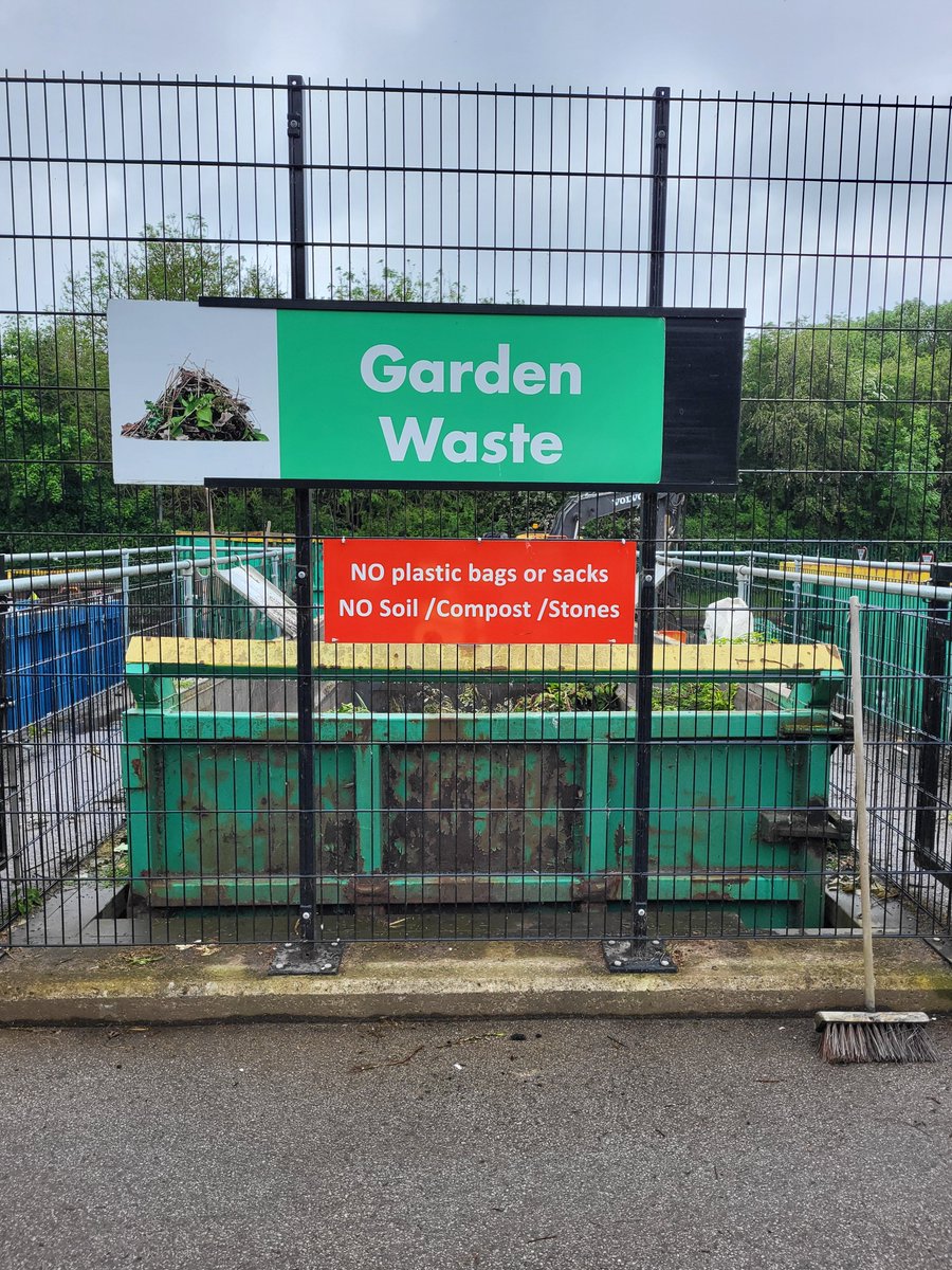 This is the last weekend our household waste recycling centres will be open until 6pm! Starting from Monday they'll be opening on winter hours 8am-4pm 

There's more info about the sites here: leeds.gov.uk/recycling
