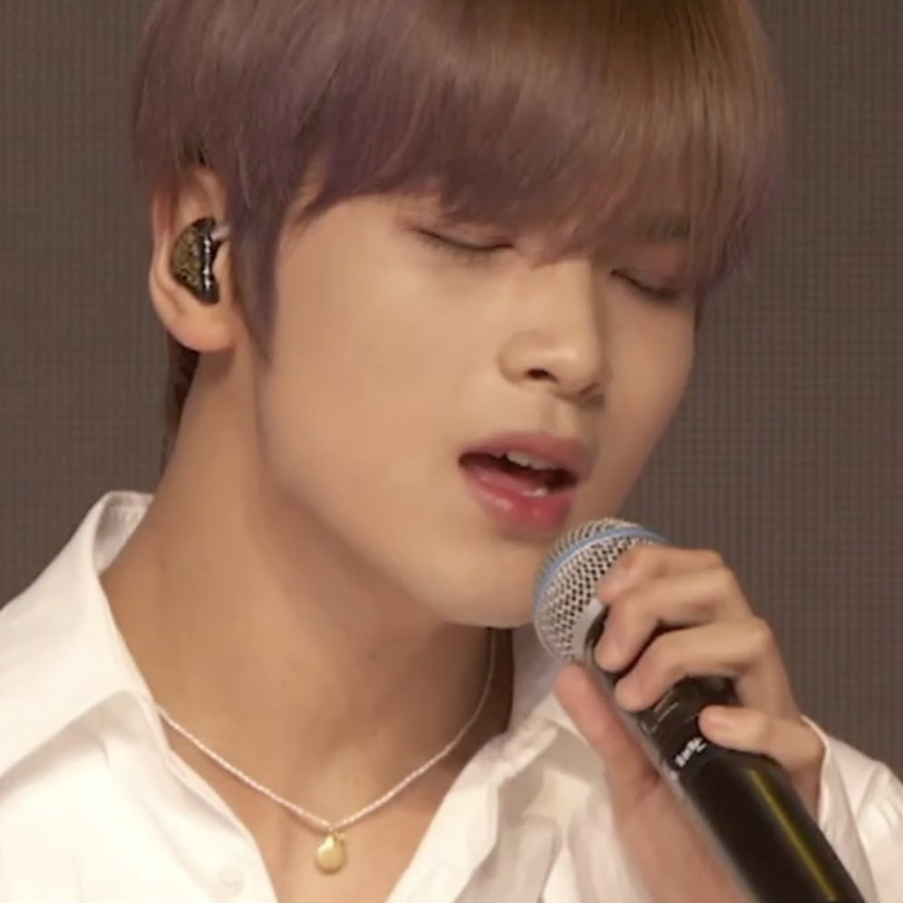 This Song Is Ours - Markhyuck Au

Mark e Haechan são amigos que possuem uma paixão: a música. Eles resolvem compôr uma música, mas o destino os separa. Mark se torna um solista com a música feita por eles e essa notícia chega em Haechan, que não teve os créditos da composição.