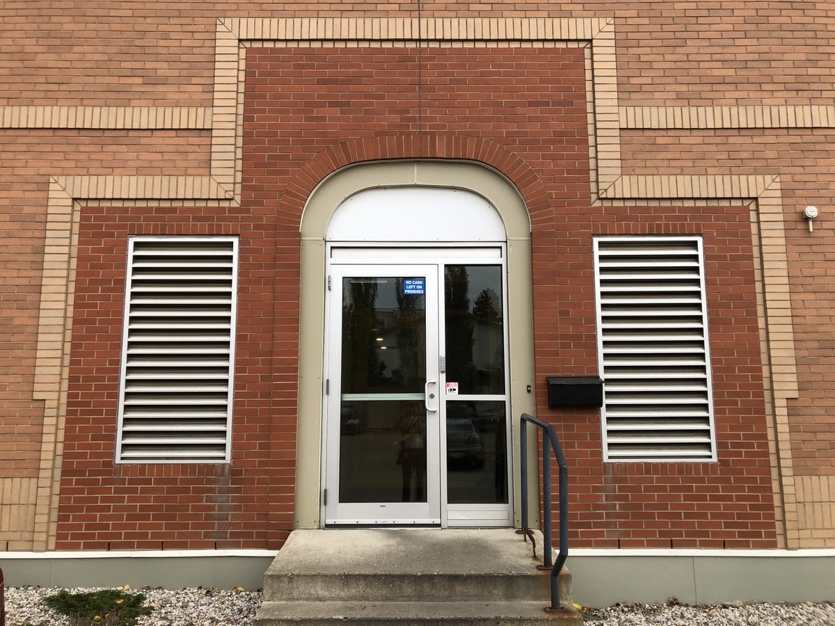 e_backstrom's tweet image. Postmodern #yegarchitecture details I love: air intakes astride a door celebrated with the building&apos;s brightest brick; brick quoins facing inward rather than outward on a chamfered corner to highlight ... a downspout!
-- Institute of Religion, 1987, architect Robert Bennett