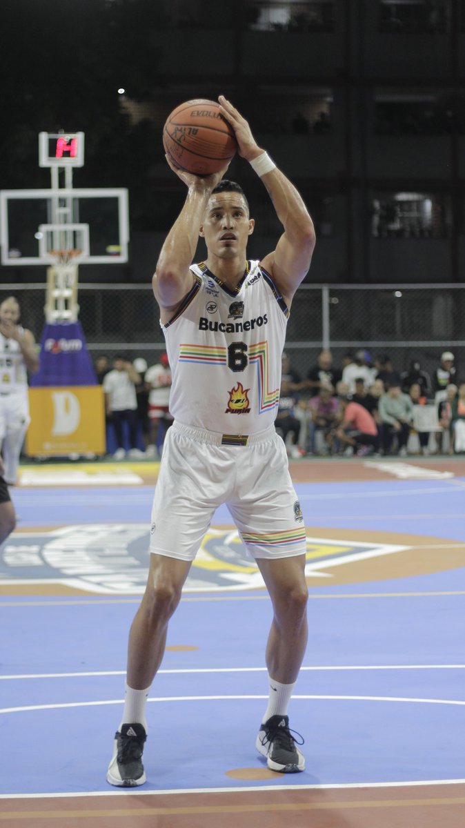 ligadc2020's tweet photo. El Super Ratón de Venezuela, El Chino Windi Graterol, Yohanner Sifontes. 

El Chato Candela se sigue vistiendo de Gala recibiendo a nuestras estrellas de la Selección Nacional de Venezuela 🏀 https://t.co/bhgsBgMOmN