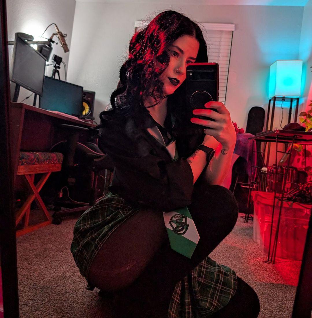 goth girls get placed in Slytherin (tonight's DJ fit)