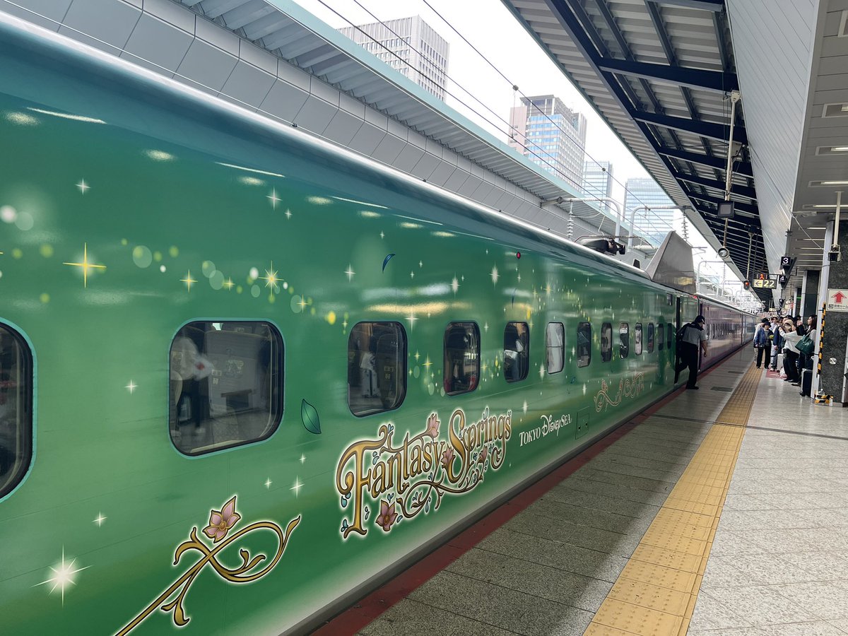 いつも乗るはやぶさが夢の世界に向かうのかと思うバージョンに🤩
そのせいか至る所で個人撮影会が始まってる😅