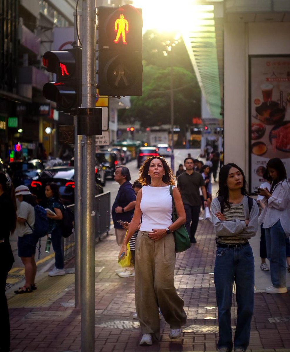 loban's tweet photo. wait for the light change...🚦✨ #hkig #sungoesdown #streetphotography #sunset #hkiger #magichour #過馬路要小心 #夕陽 #citylife #discoveryhongkong #lightchange #Under_the_sign_hongkong https://t.co/GiQS8jdW7w