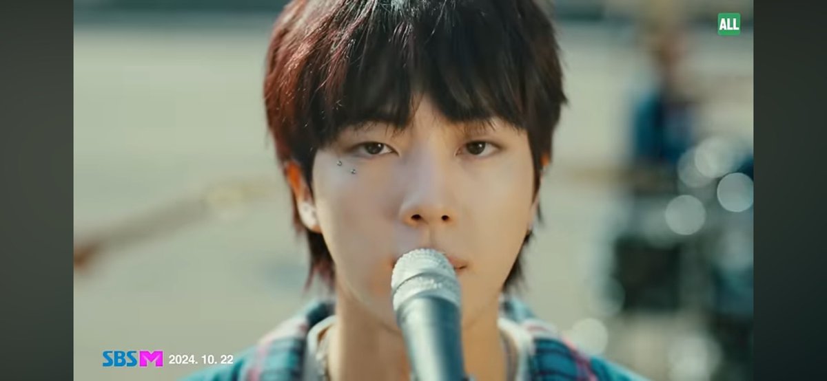 뮤비 틀자마자 석냥이가 맞이해줌