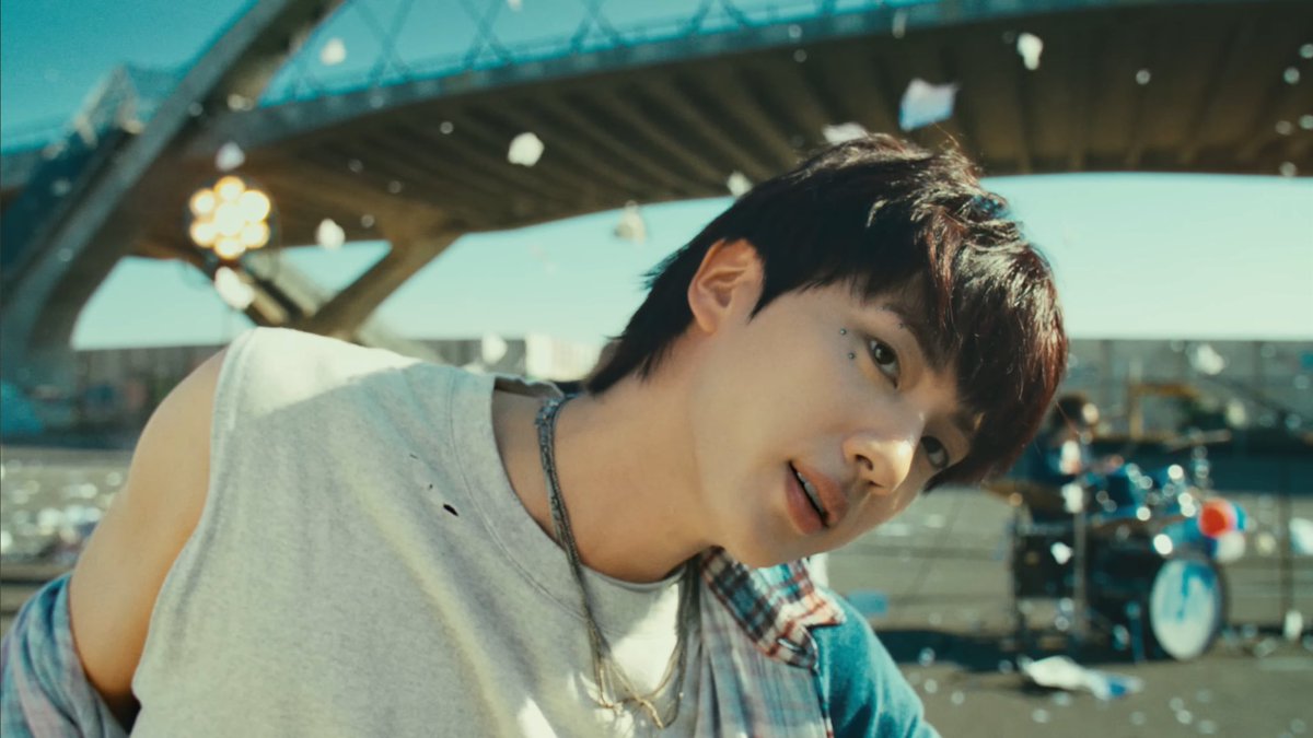 지하철에서 봤는데 민소매 보고 눈 튀어나옴