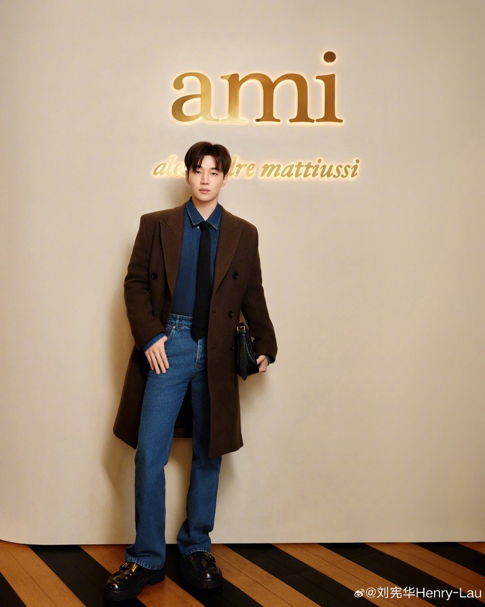 YoYoYo143HL's tweet photo. HENRY X AMI PARIS
Weekend casual elegance at its best
Cr: Henry’s Weibo
🔗 https://t.co/EltRbGx0G0
#AmiParis #AmiFW24
#HenryLau #헨리 #刘宪华 https://t.co/VudHb1Flrk