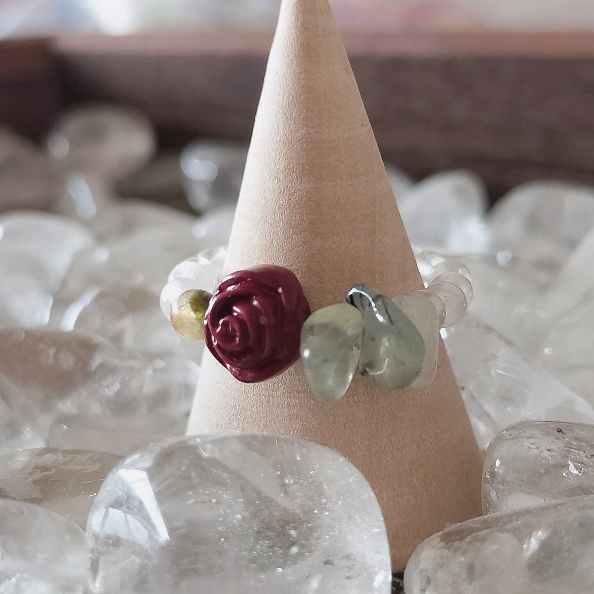 朱砂の薔薇をトップに、葉っぱに見立てたプレナイトさざれを添えて、水晶リング作りました😄
500円で販売しています