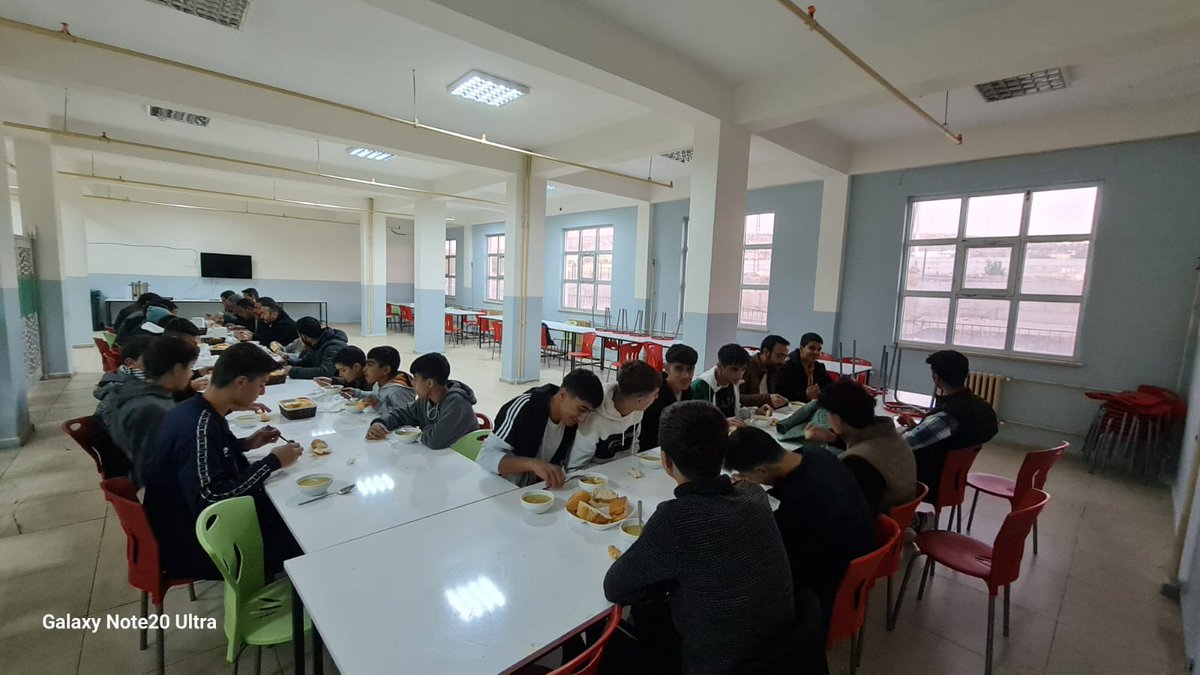 Okulumuz öğrenci ve velilerimizle Dicle Merkez Camisinde sabah namazında bir araya geldik. Namazın ardından sıcak çorba ikramında bulunduk. 😊