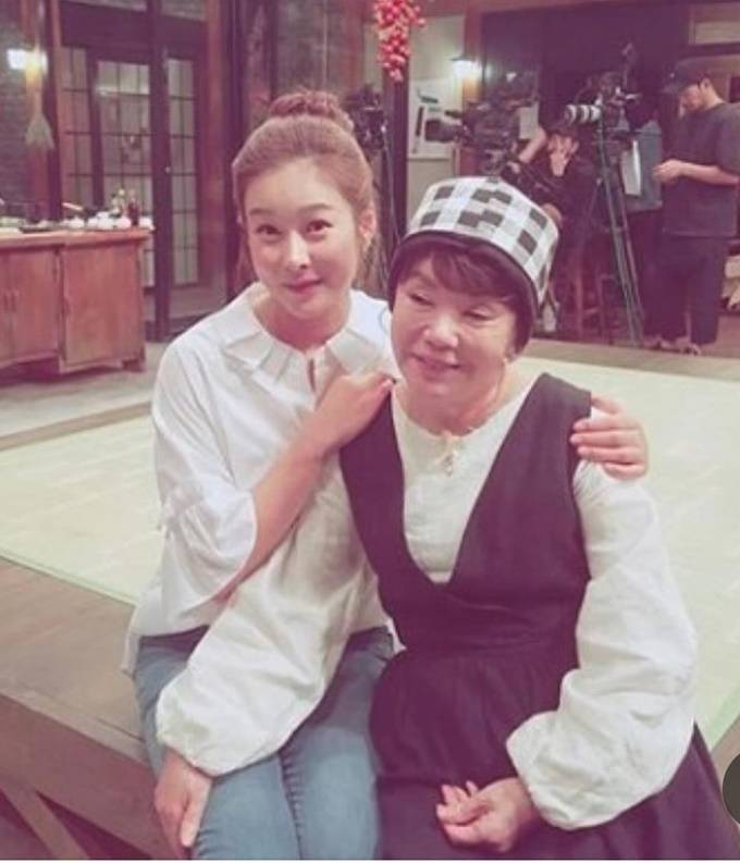 "故김수미, 늘 웃는 얼굴로 챙겨주셨는데"…현영, 먹먹한 추모 #김수미 #KimSooMi #현영 #Hyunyoung #추모 #iMBC연예 "언제나 웃는 얼굴로 따뜻하게 챙겨주시...