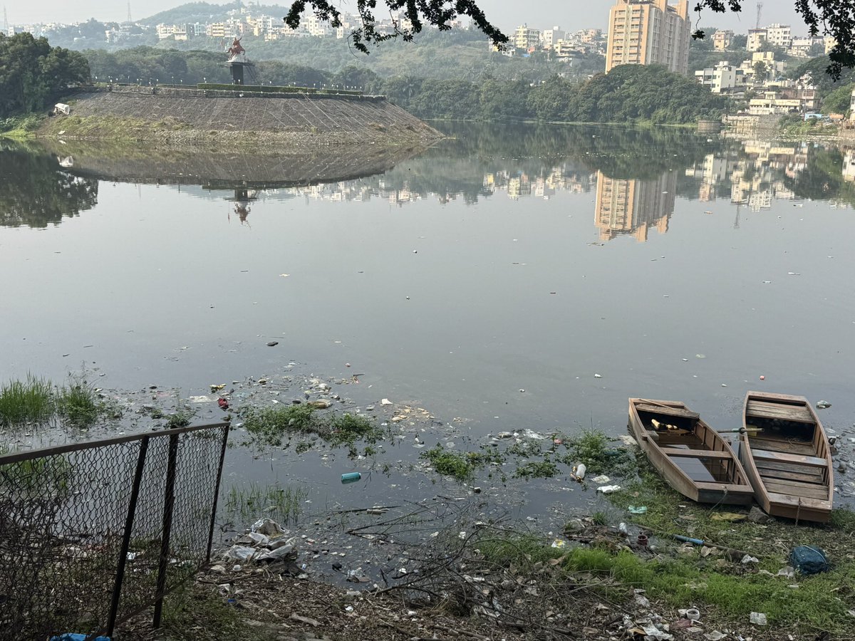 _AmitDoshi's tweet image. Garbage and drainage water are piling up in #PeshweLake, Katraj, Pune. This is a serious health risk, attracting mosquitoes and increasing the chances of disease. Requesting @PMCPune to take immediate action to clean up and protect our lake! #CleanPune #swachhbharatabhiyan