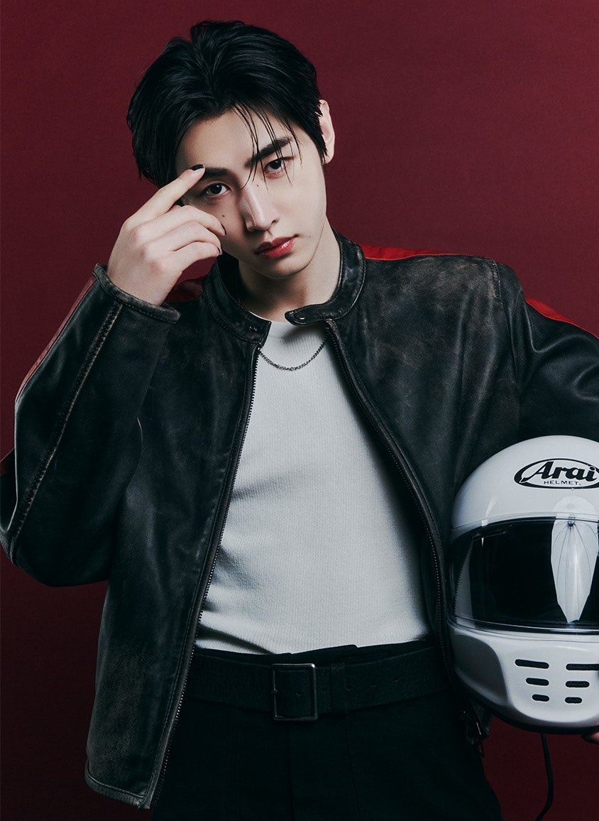 huskyjakes's tweet photo. นภัส ลูกคุณหนูเมืองกรุงจบนอก ติดแสงสีเสียง ติดสังคม ติดเพื่อน ติดแกลม เอาแต่ใจขั้นสุดยอดแต่ก็ดันยิ้มหวานจนทุกคนยอมตามใจไปหมด อายุ 23 แต่ชอบบอกว่าตัวเองอายุ 18 ขี้งอน ขี้แง ใจน้อย อ่อนไหวกับคำพูดทิ่มแทง แต่ชอบต่อปากต่อคำ ต่อล้อต่อเถียงกับนายน้อยบ้านสวน ไม่ชอบเขาเป็นการส่ว��ตัวเพราะคิมหันต์เอ่ยปากเชื้อเชิญคุณแม่ที่กำลังอยากดัดนิสัยนภัสว่า "ให้มาอยู่ที่ไร่กับผมสิครับคุณน้า เดี๋ยวผมสอนเขาให้" แค่เห็นหน้าคิมหันต์นภัสก็สามารถโมโหขึ้นมาได้อย่างไม่มีเหตุผล นภัสจะกลายร่างเป็นชิวาว่าติดโรคพิษสุนัขบ้าเส��อเมื่อได้เริ่มบทสนทนากับเขาคนนั้น คำพูด(ที่ยาวเหยียดเสียจนเป็นประโยค)ติดปาก "โตกว่าปีสองปีอย่ามาทำอย่างกับเป็นพ่อคนอื่นเขาได้ไหม ถ้าอยากเล่นบทคุณพ่อขนาดนั้นก็หาเมียหาลูกเองสิ มายุ่งกับลูกคนอื่นเขาทำไม?!"

สิ่งที่ชอบ : เมืองศิวิไลซ์ หนุ่มหล่อ ความดูดีไร้ที่ติของตัวเอง ผิวเด้งอิ่มน้ำตลอดเวลา ผลไม้สดและเครื่องดื่มที่ทำให้สดชื่น

สิ่งที่ไม่ชอบ : แมลง อากาศร��อน ที่ที่ห่างไกลความเจริญ และ คิมหันต์ 🆕 (ทุกข้อที่กล่าวมา พบเจอได้ที่บ้านสวนของคิมหันต์ทั้งหมด) (*ถึงแม้เปลือกนอกคิมหันต์จะเป็นหนุ่มหล่อในแบบที่นภัสชอบ แต่ทิฐิของนภัสนั้นมีมากกว่า จนมองข้ามรูปลักษณ์สวรรค์ประทานนั้นไปหมดสิ้น*)

งานอดิเรก : เข้าคลีนิคเสริมความงาม, แต่งหน้า, บำรุงผิว

คติประจำใจ : แล้วเรื่องอะไรคนอย่างฉันต้องยอมใคีด้วยล่ะ

และ

คิมหันต์ เป็นคนหล่อรวยที่รู้ตัวว่าตัวเองหล่อรวย ถนัดทำให้ใครๆตกหลุมรัก หลังจากนั้นก็จะตีตัวออกห่างราวกับรังเกียจมาตั้งแต่ชาติที่แล้ว ถูกขนานนามว่า bad boy, mad dog ถึงอย่างนั้นเจ้าตัวก็หาได้สนใจ เขาสนใจแค่ตัวเองเท่านั้น ลูกชายคนเดียวของนายหัวสวนผลไม้ส่งนอกหลายร้อยไร่ จบนอกเหมือนกันแต่กลับบ้านมาใช้ชีวิตอยู่กับไร่กับสวน อายุ 25 แต่ชอบคิดว่าตัวเองโตกว่าใครๆ โดยเฉพาะนภัส คำพูดติดปาก "เด็กอย่างเธอนี่มัน...", "หยุดพูดแว้ดๆ ใส่หูฉันสักที น้ำลายกระเด็นเต็มหน้าฉันแล้ว!", "ฉันรู้ว่าฉันหล่อจนเธอหวั่นไหว แต่คนอย่างเธอ ต่อให้เหลืออยู่คนเดียวบนโลกฉันก็ไม่เอา", "รู้แบบนี้ฉันไม่พูดกับคุณน้าไปแบบนั้นหรอก ฉันเห็นว่าเป็นลูกเพื่อนแม่หรอกนะ!"

สิ่งที่ชอบ : แมว เด็กๆที่นิสัยน่ารัก ความเงียบสงบ ธรรมชาติ ความสวยงามที่เป็นสิ่งจรรโลงใจ ของนุ่มนิ่ม (เพราะชอบขย้ำก้อนปุกปุยเนื่องจากมันเขี้ยว)

สิ่งที่ไม่ชอบ : เด็กดื้อ คนที่ไม่เห็นคุณค่าของคนอื่น(คนนิสัยแย่) นภัส (*ไม่ชอบนิสัย แต่ถูกใจรูปล��กษณ์ภายนอกเป็นที่สุด คิมหันต์เป็นทาสคนสวยอย่างกู่ไม่กลับ*)

งานอดิเรก : ปลูกดอกไม้ ฟังเพลง ออกทริปกับเพื่อน(จักรยานยนต์) ดื่มเครื่องดื่มมึนเมา ออกกำลังกาย และ กวนประสาทนภัส🆕

คติประจำใจ : ทำดีกับคนสวย(ยกเว้นนภัส)ไว้เยอะๆ พวกผู้ชายช่างหัวมัน