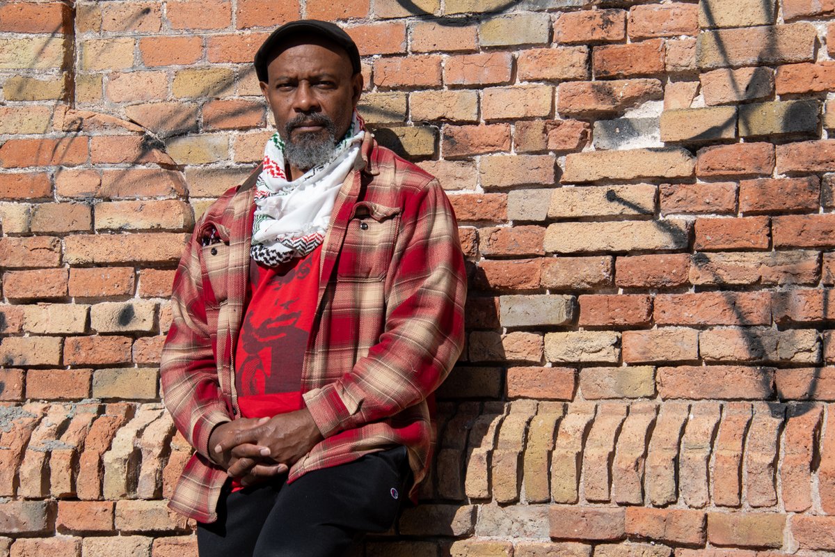 #ENTREVISTA | Kali Akuno, cofundador de Cooperation Jackson: “La transformació revolucionària és possible, només cal voluntat” directa.cat/la-transformac… És a Barcelona per a participar al Tercer Congrés Internacional de Democràcia Comunal.
✍️ <a href="/albertmartnez/">Jesús Rodríguez</a>  📸 Pablo Puyalto