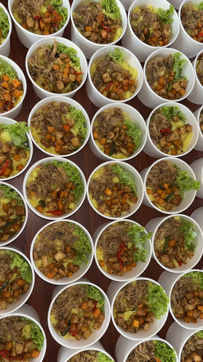 alhamdulillah pesanan ricebowl kemarin dan hari ini — ૮ ˶ᵔ ᵕ ᵔ˶ ა♡

kemarin: garlic butter rice
hari ini: nasi kuning

bisa kirim ke wilayah jakarta, hihi kalian ada yang mau juga gakk
#ZonaBA #zonaba #jajan