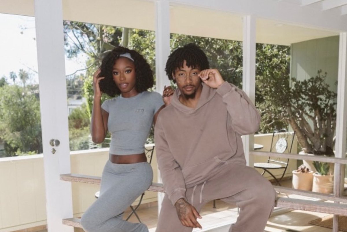 pose if ur booked and busy 😌