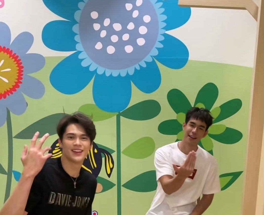 LaserMoonnn's tweet image. เมื่อลูกชาย2คนมาเจอกัน ฮือออออ น่ารักมากค้าบเด็กๆ เล่นกันดีๆนะลู้กกกกก มัมหมีเกาะขอบเวทีแล้วค้าบ 💕💕💕

#JamesPrescott #atomnathaphop