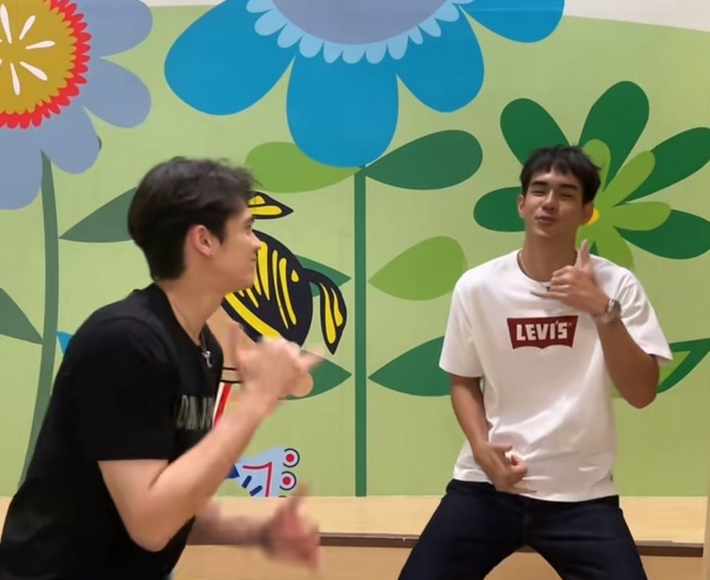 LaserMoonnn's tweet image. เมื่อลูกชาย2คนมาเจอกัน ฮือออออ น่ารักมากค้าบเด็กๆ เล่นกันดีๆนะลู้กกกกก มัมหมีเกาะขอบเวทีแล้วค้าบ 💕💕💕

#JamesPrescott #atomnathaphop