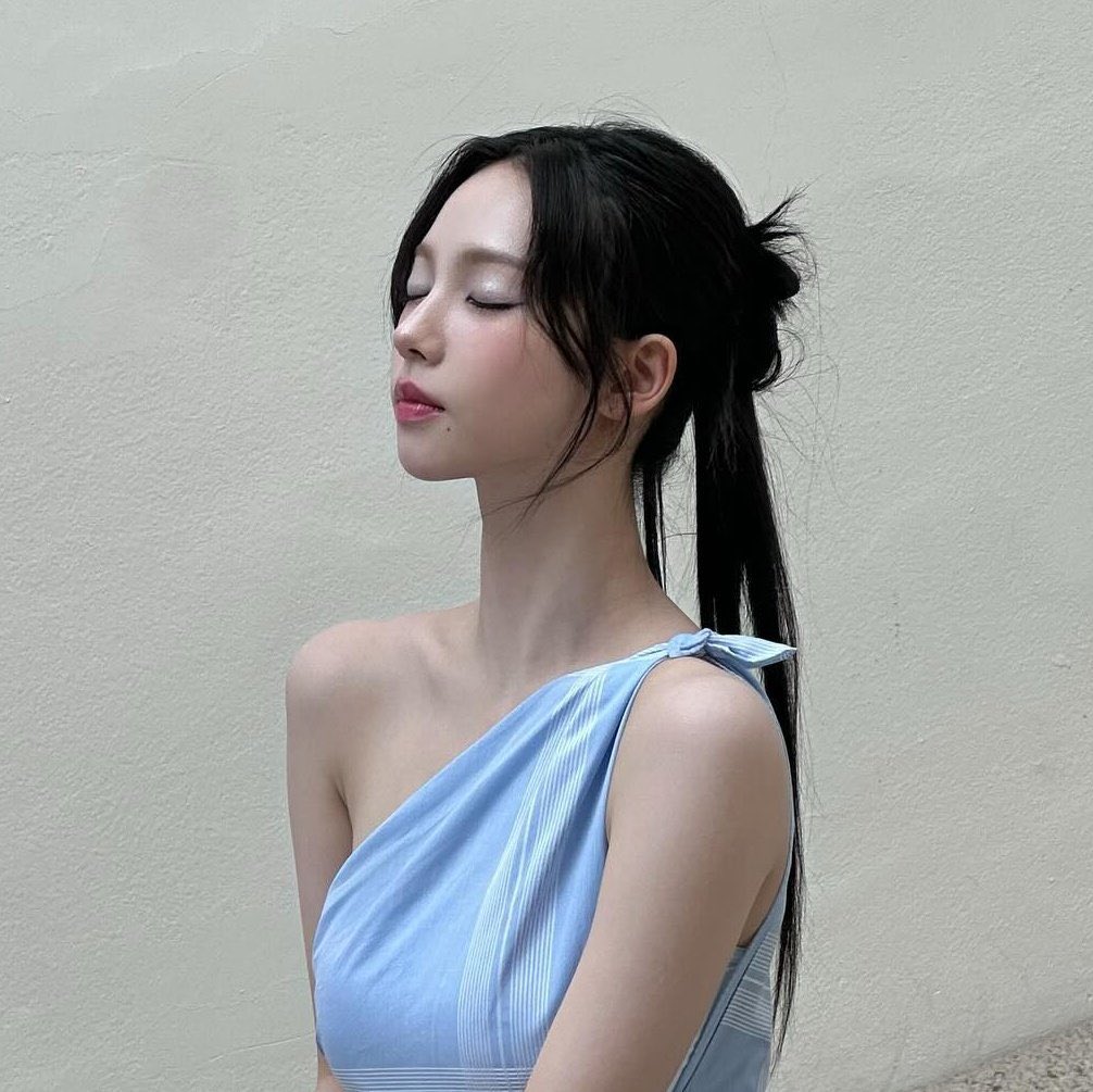 hourlykrn's tweet photo. im obsessed with this look! https://t.co/T0bT8nnxzE