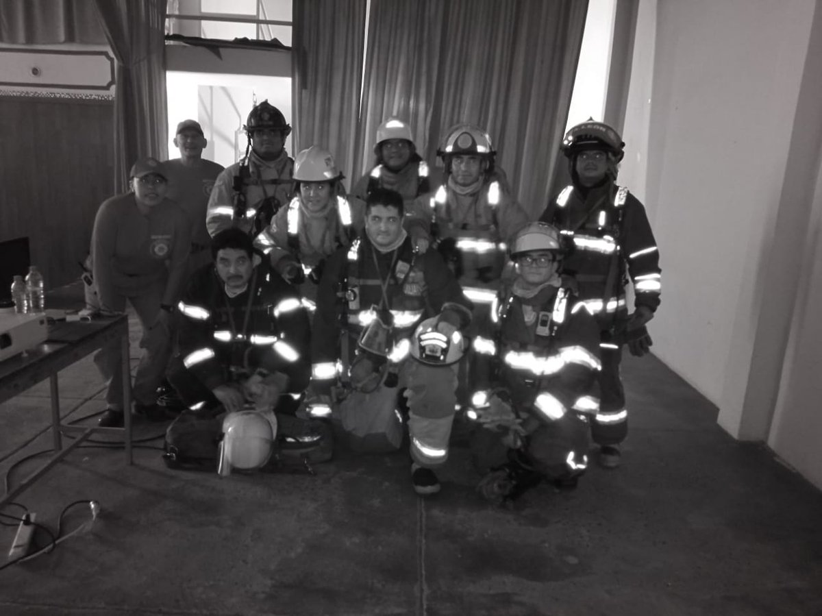 Comandantecsl's tweet photo. #BomberosCSL participa en la Academia Internacional de Bomberos Latinos en #Jocotepec Capacitación y entrenamiento constante en beneficio de la comunidad de #CaboSanLucas https://t.co/YJ5cPhgDTW
