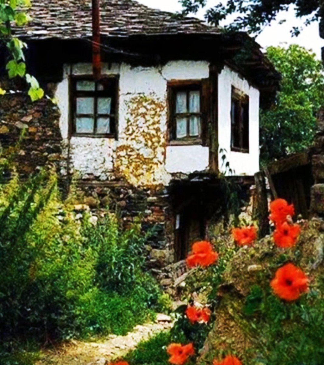 gscmbmgs's tweet photo. Eskiden diye başlayan cümlelerin hepsi özlem içerir.Çünkü eskiden daha  mutluyduk...

Günaydın... https://t.co/aV1owguuCT