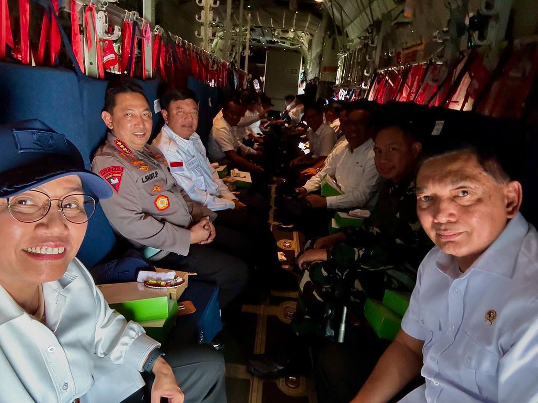 sjafriesjams's tweet photo. Dengan semangat soliditas bersama para Menteri Kabinet Merah Putih bertolak dari Halim Perdanakusumah ke Akademi Militer, Magelang. Untuk mengikuti pembekalan dari Presiden Prabowo Subianto, (24/10).ย
#KabinetMerahPutih #AkademiMiliter #MenujuIndonesiaMaju https://t.co/zQPfl31d7n